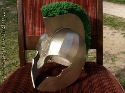 Řecká helma se zeleným chocholem